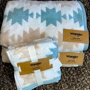 RARE!!! Wrangler Geometric Bath Towel Set - Blue and Cream